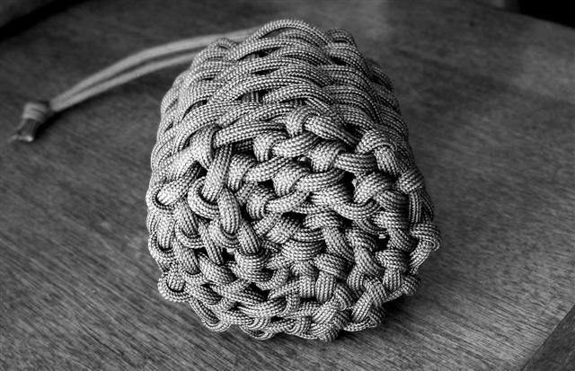 Stormdrane's Blog: A Woven and Half-hitched Paracord Pouch...